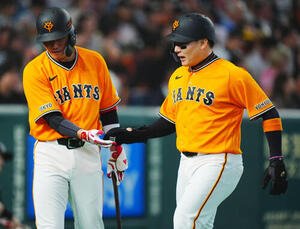 交流戦　巨人対ソフトバンク　3回裏の攻撃を終えタッチを交わす巨人丸佳浩(右)と坂本勇人(撮影･垰建太)