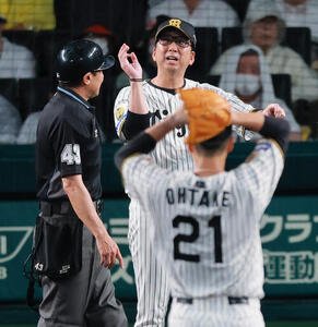 セ･パ交流戦　阪神対日本ハム2回戦　阪神対日本ハム　5回表日本ハム2死一、三塁、捕手坂本誠志郎の悪送球について抗議する藤川球児監督(撮影･上山淳一)＝2026年5月27日