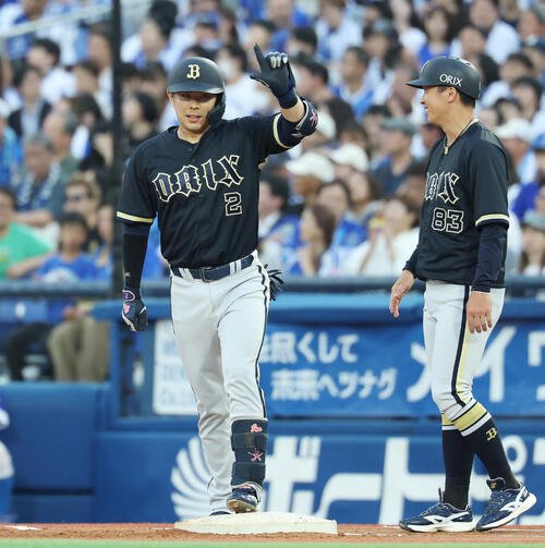 DeNA対オリックス　2回表オリックス無死一、二塁、適時打を放ちポーズをとる若月健矢(撮影･宮地輝)