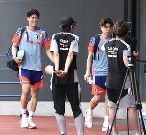 日本代表練習　練習場に到着した冨安健洋(左)と鈴木唯人(撮影･宮地輝)