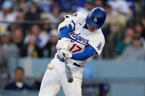 1回、9号を放つドジャース大谷(AP)