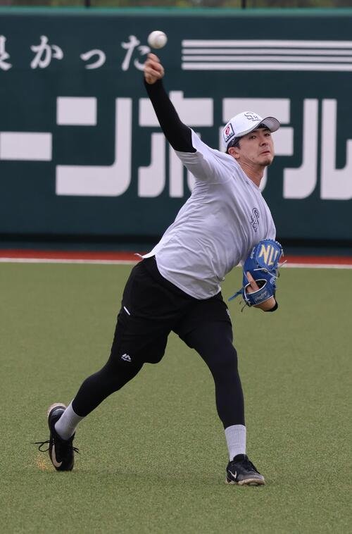 ソフトバンク上沢はキャッチボールを行う