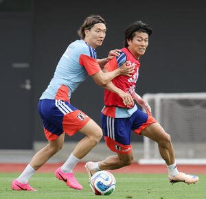 日本代表練習　ミニゲームで中村敬斗(右)と競り合う板倉滉(撮影･宮地輝)