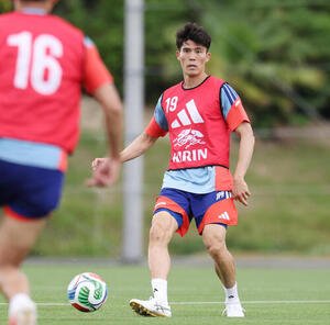 日本代表練習　ミニゲームでパスを出す冨安健洋(撮影･宮地輝)
