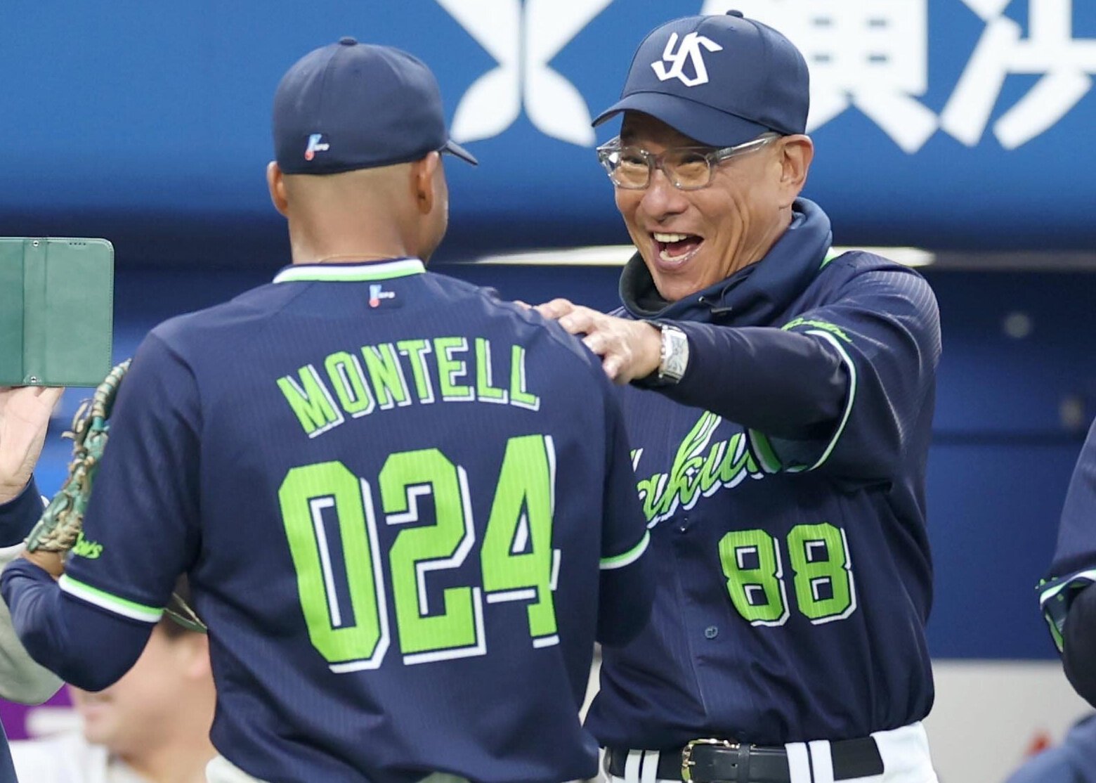 23日のDeNA戦、試合後にモンテルを出迎えるヤクルトの池山隆寛監督=日刊スポーツ