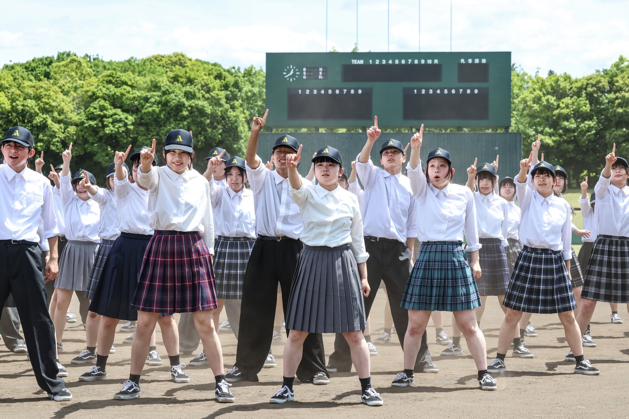 夏の全国高校野球選手権大会のCM撮影に臨む箕面高校ダンス部の生徒たち=大阪府吹田市、米田怜央撮影