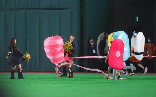 交流戦　巨人対ソフトバンク　恒例のすしレース(撮影･垰建太)＝2026年5月28日