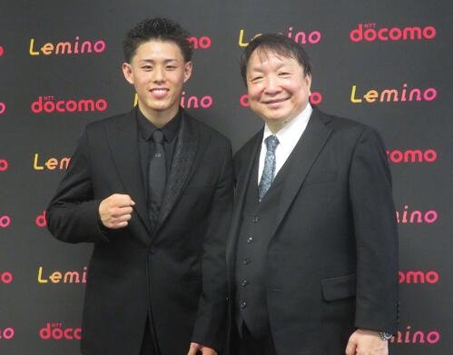 大橋ジムの大橋秀行会長(右)とプロ転向すると発表したアマ7冠の中山聖也