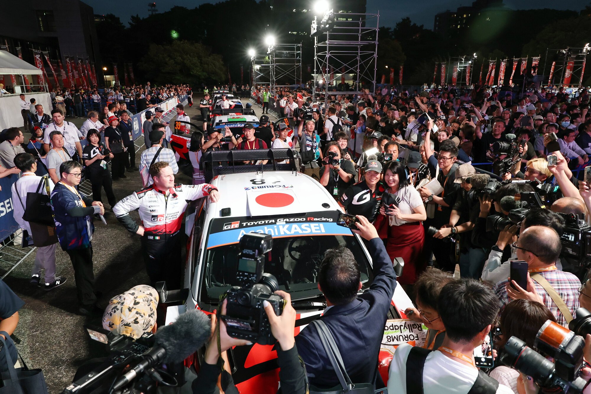 オープニングセレモニーで並んだラリーカー。手前は、トヨタ･ガズー･レーシングWRTの勝田貴元、アーロン･ジョンストン組=2026年5月28日午後7時22分、名古屋市中区、溝脇正撮影