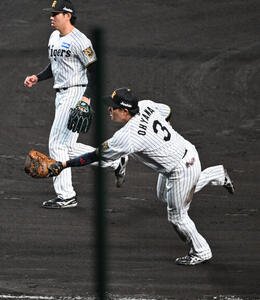 阪神対日本ハム　9回表日本ハム1死一、三塁、細川の一塁前スクイズで本塁に送球する大山(撮影･和賀正仁)
