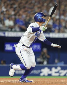 DeNA対オリックス　7回裏DeNA1死一、二塁、右越えに逆転3点本塁打を放つ京田陽太(撮影･河田真司)
