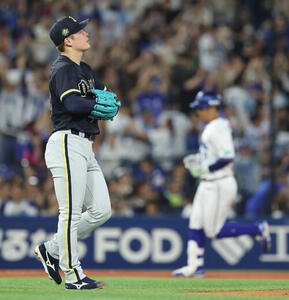 DeNA対オリックス　7回裏DeNA1死一、二塁、京田陽太に右越え逆転3点本塁打を浴びる吉田輝星(撮影･河田真司)