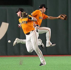巨人対ソフトバンク　6回表ソフトバンク1死一塁、今宮健太の打球を追うもおよばず適時二塁打とするトレイ･キャベッジ(左)と松本剛(撮影･野上伸悟)