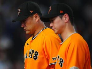 交流戦　巨人対ソフトバンク　ソフトバンクに敗れうつむく巨人田中将大(左)と中川皓太(撮影･垰建太)