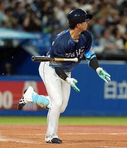 ヤクルト対西武　3回表西武1死、左越えに本塁打を放つ長谷川信哉(撮影･たえ見朱実)