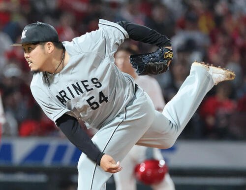 広島対ロッテ　力投するロッテ3番手の沢田圭佑(撮影･加藤孝規)