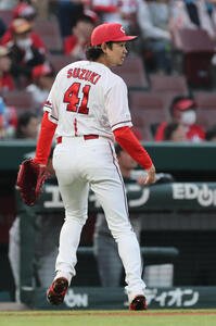 広島対ロッテ　4回表ロッテ1死一、三塁、佐藤都志也に勝ち越しの右越え2点適時二塁打を浴びた鈴木健矢(撮影･加藤孝規)