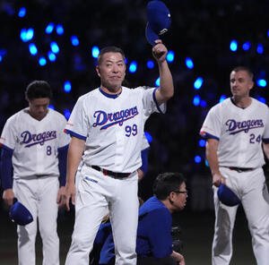 プロ野球交流戦中日対楽天　試合終了、井上一樹監督(中央)はスタンの声援に応える(撮影･森本幸一)＝2026年5月28日
