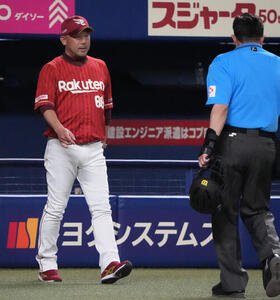 プロ野球交流戦中日対楽天　8回裏中日1死二塁、三木肇監督(左)は投手交代を告げる(撮影･森本幸一)