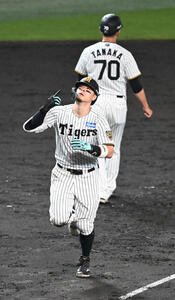 阪神対日本ハム　9回裏阪神1死、右越えソロ本塁打を放ち三塁を回る佐藤輝明(撮影･和賀正仁)