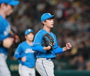 阪神対日本ハム　8回に登板し、無失点に終えベンチに引き揚げる島本浩也(撮影･上山淳一)