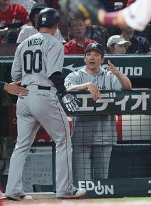 広島対ロッテ　9回表ロッテ2死三塁、小川龍成の中前適時打で生還した池田来翔を迎えるサブロー監督(撮影･加藤孝規)