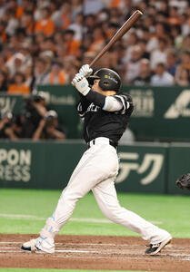 巨人対ソフトバンク　7回表ソフトバンク2死一塁、2点本塁打を放つ山本祐大(撮影･野上伸悟)