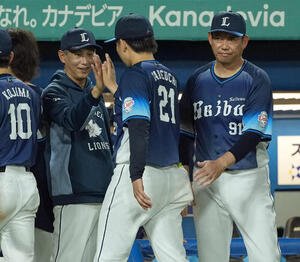 ヤクルト対西武　今季4勝目を挙げた武内夏暉を迎える西口文也監督(撮影･たえ見朱実)
