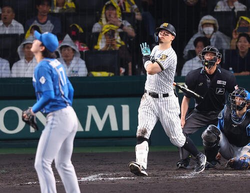 阪神対日本ハム　9回裏阪神1死、佐藤輝明は右越え本塁打を放つ(撮影･上田博志)