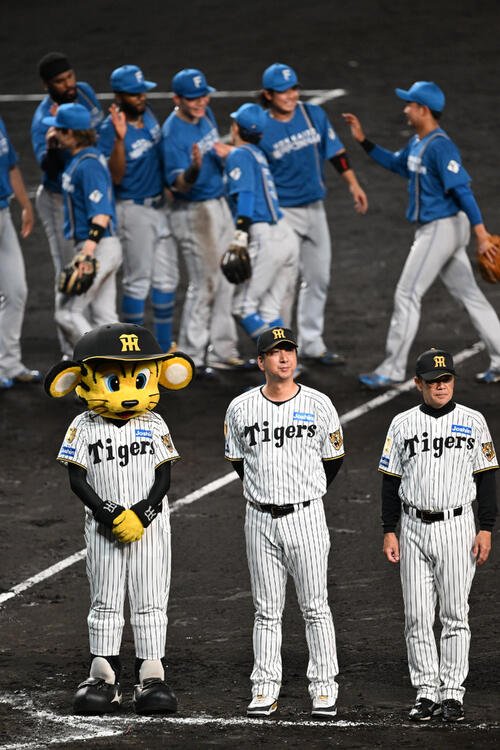 阪神対日本ハム　日本ハムに3連敗し整列する阪神藤川球児監督(撮影･和賀正仁)