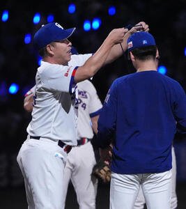 プロ野球交流戦中日対楽天　試合終了、井上一樹監督(左)は金丸夢斗にだるまをかける(撮影･森本幸一)