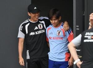 日本代表練習　練習に臨む長谷部誠コーチ(左)と久保建英(撮影･滝沢徹郎)