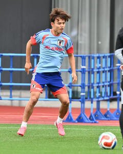 日本代表練習　調整する久保建英(撮影･滝沢徹郎)