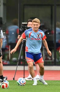 調整する堂安律(撮影･滝沢徹郎)