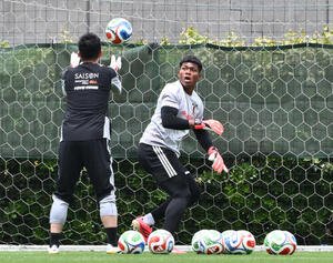 日本代表練習　調整するGK鈴木彩艶(撮影･滝沢徹郎)