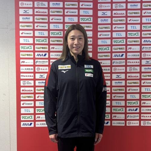 出国前に成田空港で写真に納まるバレーボール女子日本代表の石川真佑