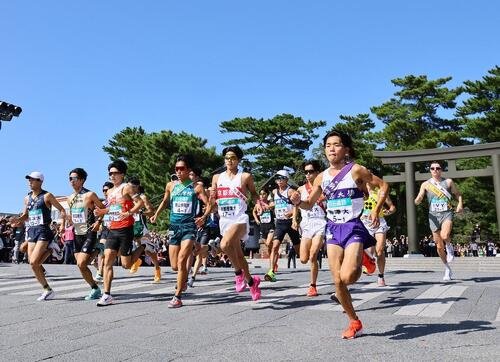 出雲大社正面鳥居前をスタートする選手たち(2025年10月撮影)