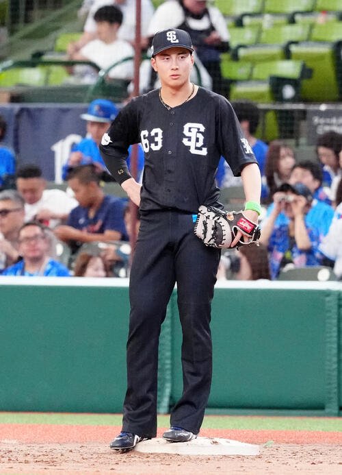 交流戦　西武対DeNA　試合前、シートノックに臨む西武長谷川信哉(撮影･江口和貴)