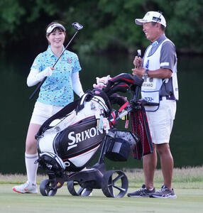リゾートトラストレディース第2日　9番、第2打のアプローチショットをピンそばに付け笑顔を見せる都玲華