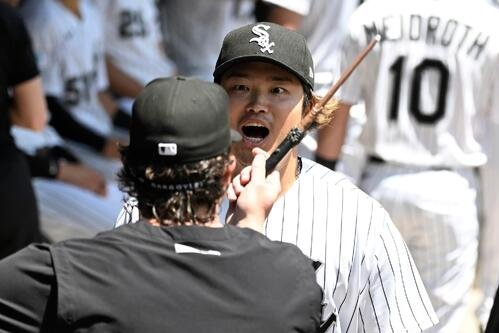 ツインズ戦で魔法の杖を振るチームメートに豊かな表情で反応するホワイトソックス村上宗隆(AP)