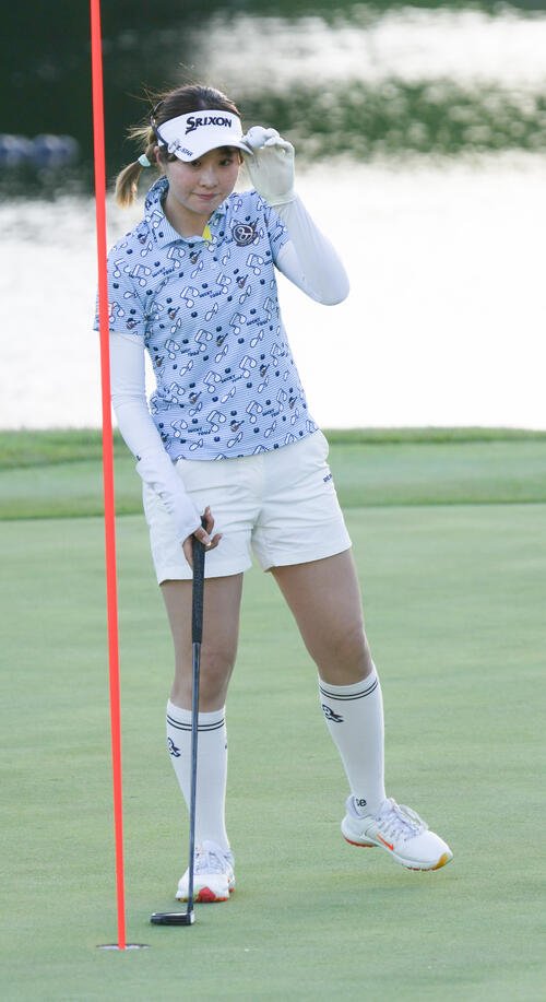リゾートトラストレディース第2日　9番でバーディーを奪い単独トップに立つ都玲華