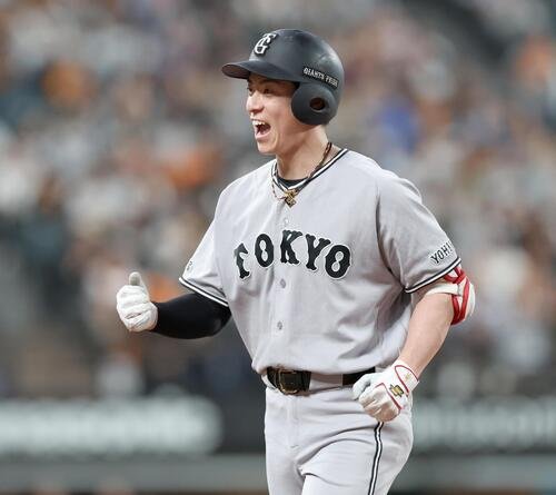 日本ハム対巨人　6回表巨人2死三塁、適時打を放ち叫ぶ松本剛(撮影･黒川智章)