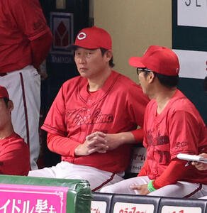 ソフトバンク対広島　ベンチから戦況を見守る広島新井貴浩監督　(撮影･梅根麻紀)