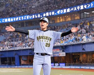 ロッテ対阪　ロッテに勝利し、ファンの声援に応える阪神高橋遥人(撮影･藤尾明華)