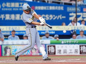 ロッテ対阪神　2回表阪神無死、安打を放つ立石正広(撮影･鈴木みどり)