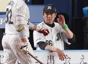 ロッテ対阪神　9回裏、戦況を見守るサブロー監督(撮影･河田真司)