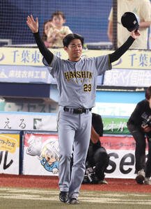 ロッテ対阪神　ロッテに勝利し、声援に応える高橋遥人(撮影･河田真司)
