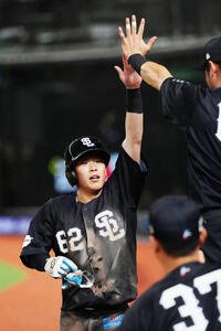 交流戦　西武対DeNA 3回裏西武無死一塁、桑原将志の適時三塁打で生還しタッチを交わす滝沢夏央(撮影･江口和貴)