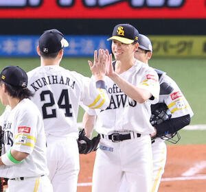 ソフトバンク対広島　完封勝利を飾ったソフトバンク大関友久は栗原陵矢にウイニングボールを渡され笑顔　(撮影･梅根麻紀)