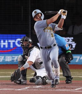 ロッテ対阪神　2回表阪神無死、左前打を放つ立石正広。投手田中晴也(撮影･河田真司)
